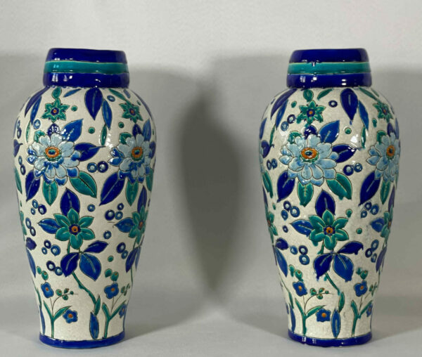 grande paire de vases en céramique Catteau à fleurs bleues